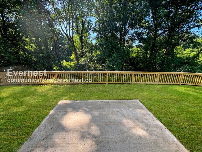 Building Photo - 3 Bed, 2 Bath Home with Garage / Pet-Friendly / Vouchers Accepted / Coming Soon!