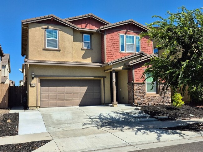 Building Photo - Adorable 4 bedroom 3 Bath with Loft