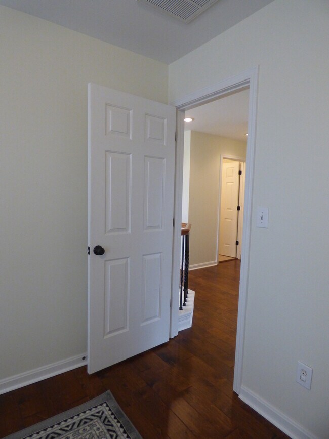 Building Photo - LOVELY HOME in Hamburg; Renovated, Garage, Many Upgrades!