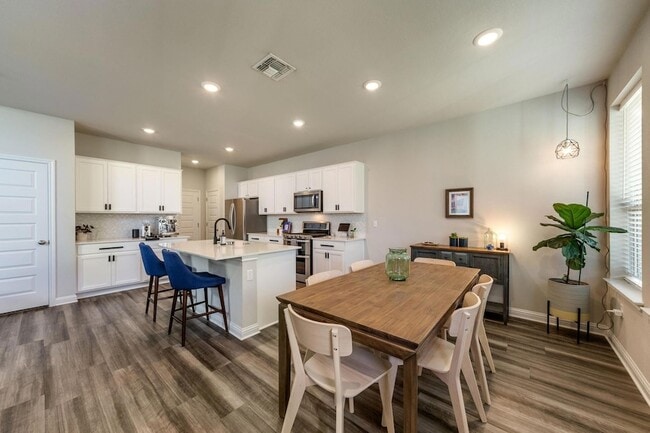 Building Photo - 7812 Moody Bend