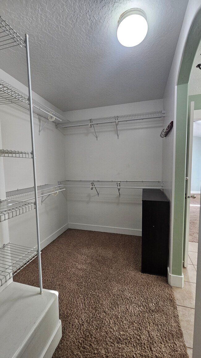 Building Photo - 2718 N Elm Dr