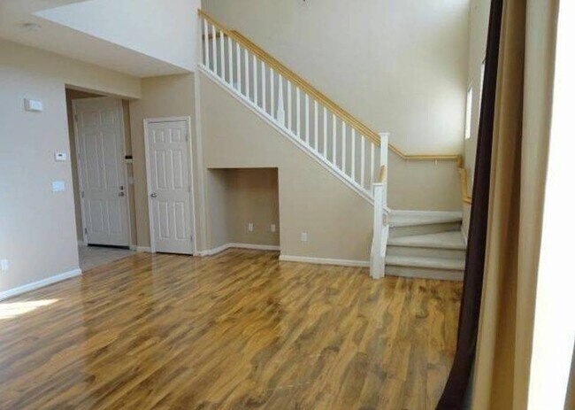 Building Photo - 557 Loch Lomond Way