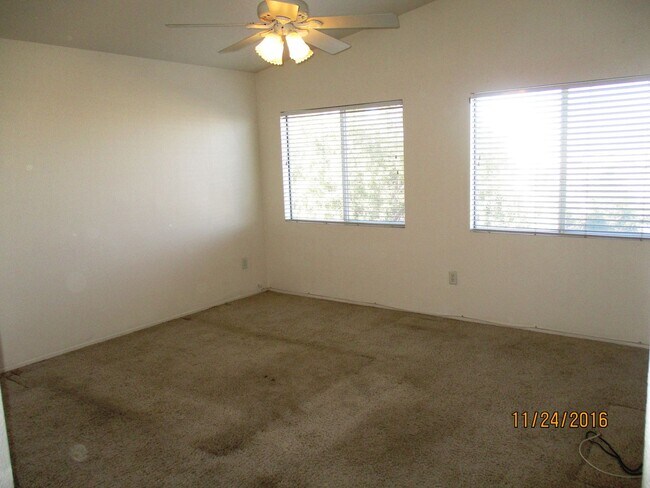 Building Photo - Henderson 3 Bedroom Townhouse!