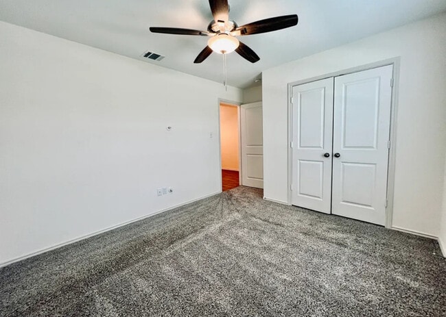 Building Photo - Modern 4-Bed, 2-Bath Retreat with Soaking ...