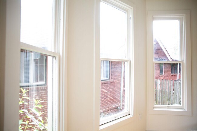 Building Photo - 1704 S Park St