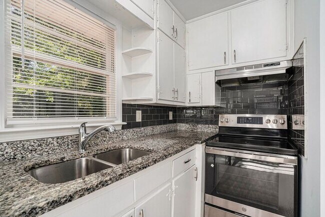 Building Photo - Renovated 4BR/2.5BA Home in Jonesboro!