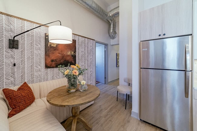 Building Photo - 1954 W North Ave