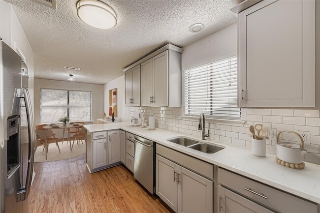 Building Photo - 9839 Briar Ridge Dr