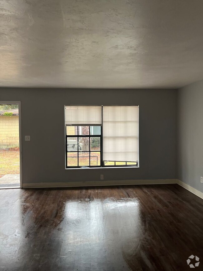 Building Photo - Updated 2/1 in Quiet Quadplex – Great Loca...
