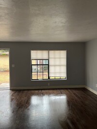 Building Photo - Updated 2/1 in Quiet Quadplex – Great Loca...