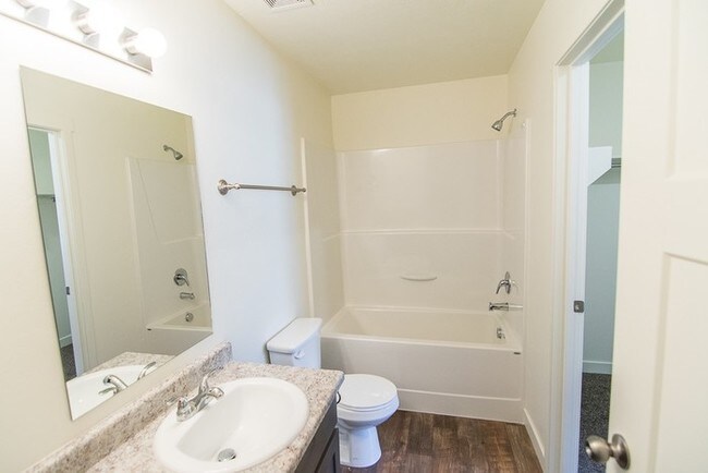 Building Photo - THE LOCHS! Gorgeous Townhome