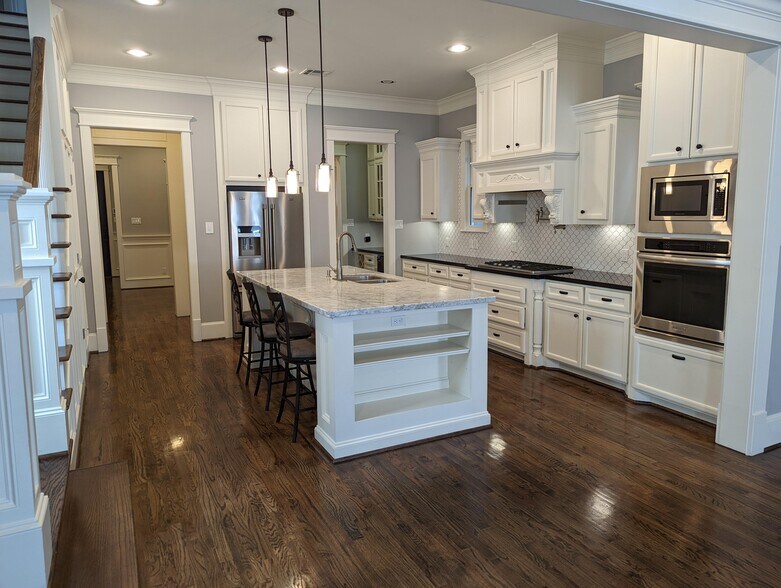 Building Photo - 722 E 29th St