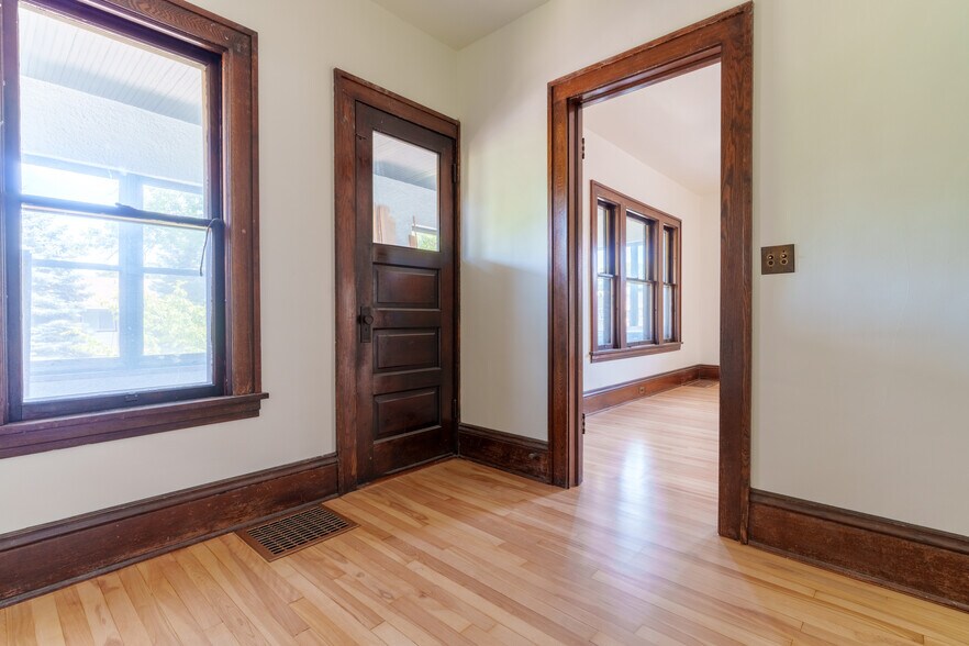 Building Photo - 824 5th St NE