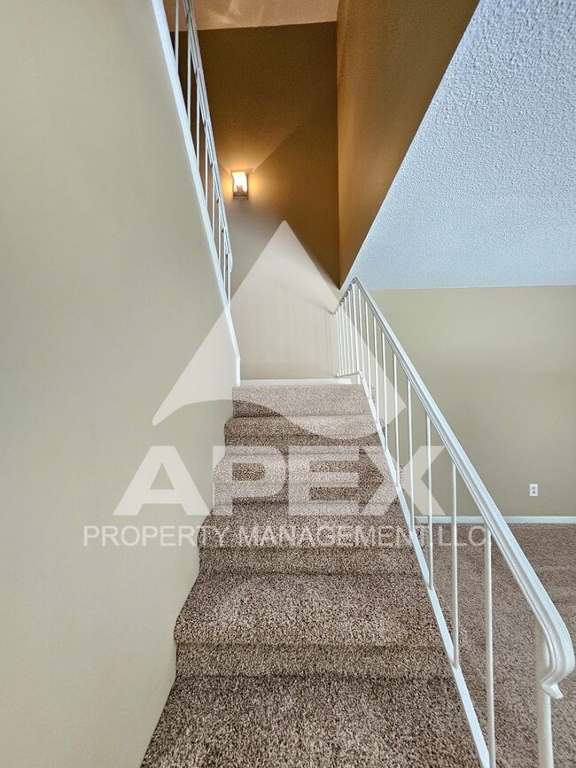 Building Photo - NICE - 2 Bedroom 1.5 Bath Townhouse WEST o...