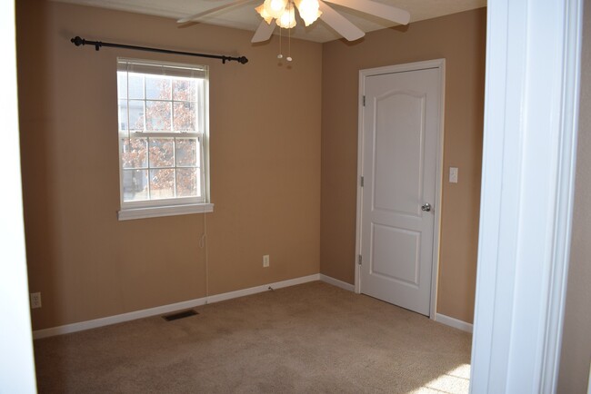 Building Photo - Beautiful spacious home in Waynesville