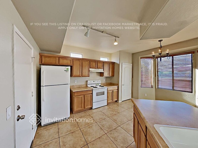 Building Photo - 9833 E Empress Ave