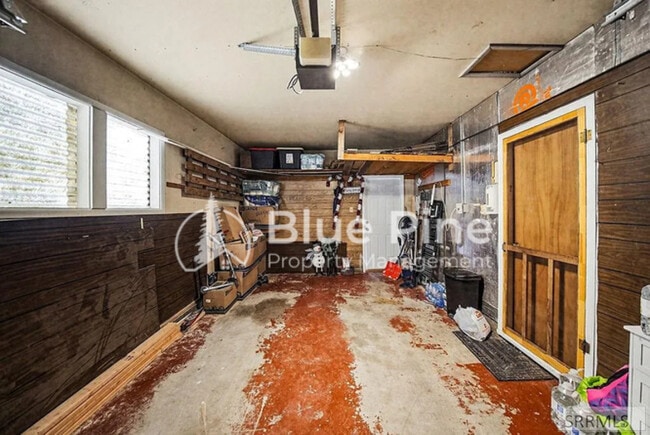 Building Photo - 407 Valley Dr