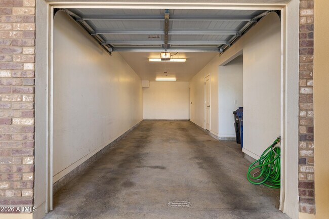 Building Photo - 421 W 6th St