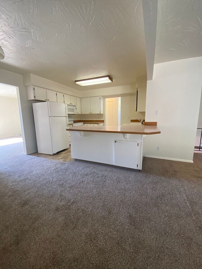 Building Photo - SINGLE FAMILY HOME ON HILLCREST (APP#72)