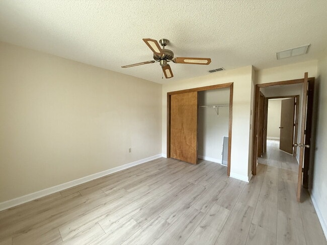 Building Photo - "Charming 3-Bed, 2-Bath Oasis in Spring Hi...