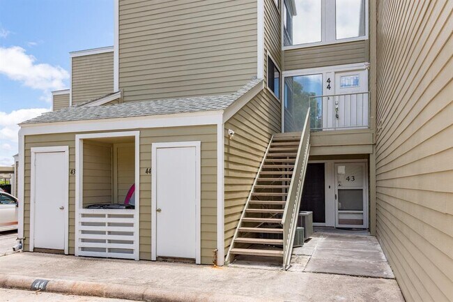 Building Photo - 44 April Point Dr S