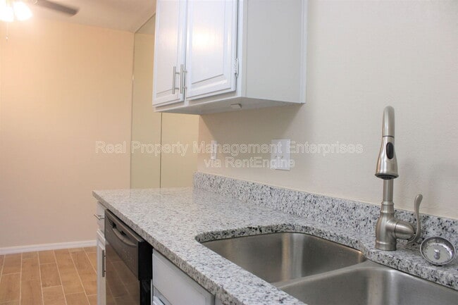 Building Photo - 11130 N Stratford Dr