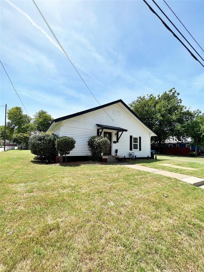 Building Photo - Remodeled 2 Bedroom, 2 Bath Home Reay for New Tenants- Lots of Storage- Near Historic Riverside- ...