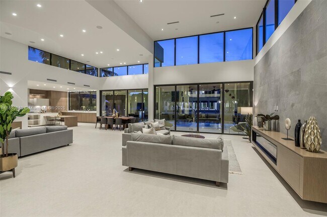 Building Photo - 401 Royal Plaza Dr
