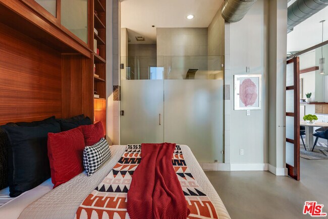 Building Photo - 1152 N La Cienega Blvd