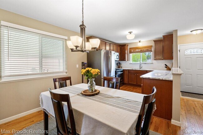 Building Photo - 3818 Edgeland Ave