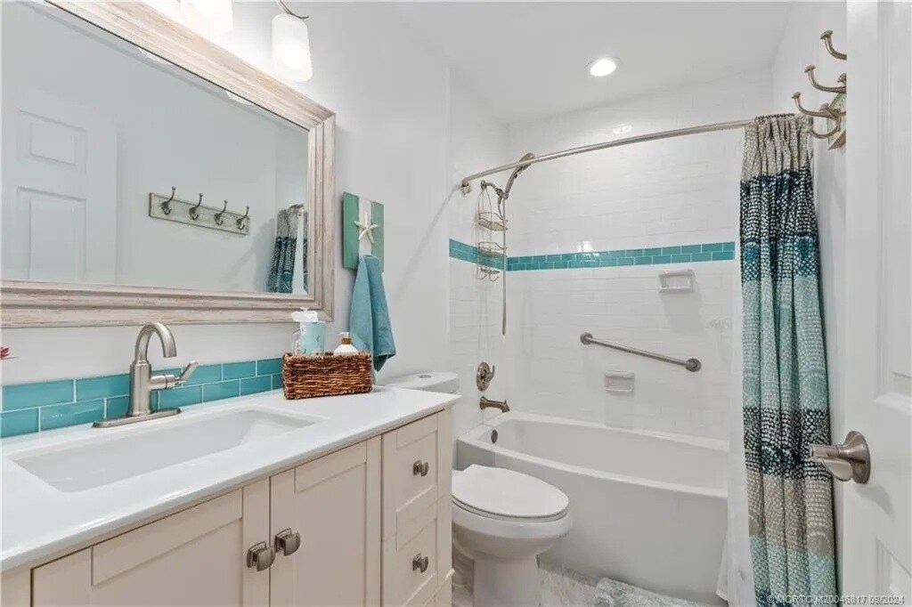 Primary Bathroom - 175 SE Saint Lucie Blvd