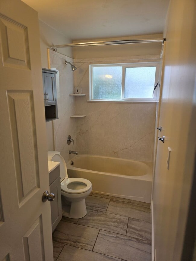 Building Photo - Great Home Available