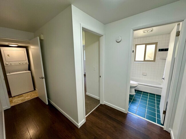 Building Photo - Spacious 2-Bed with Washer/Dryer, Dishwash...