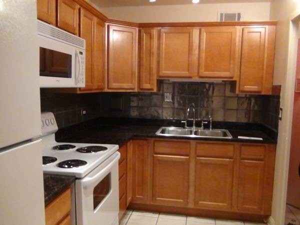 Kitchen w/ granite counter top &wood cabinets - 5757 N Sheridan Rd