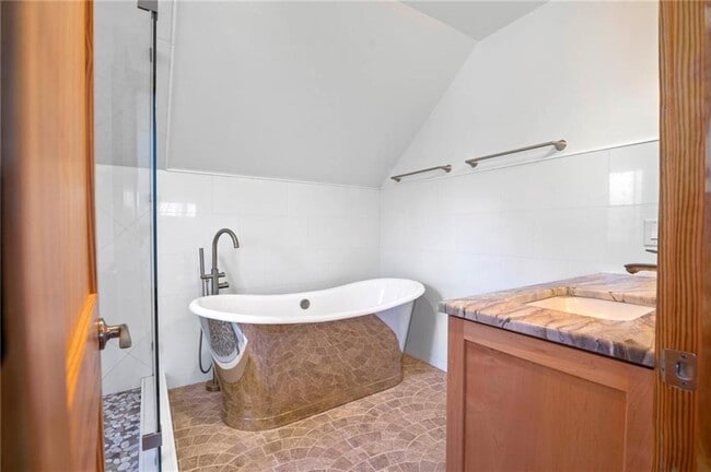 Building Photo - 1008 Courtenay Dr NE