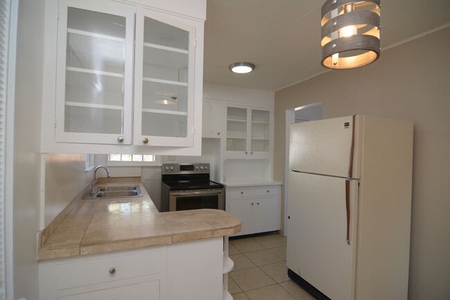 Building Photo - Charming 2 Bedroom 1 Bath Home! Close to the UofA!