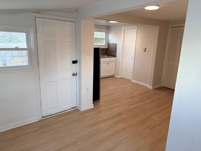 Building Photo - 1926 Shore Rd