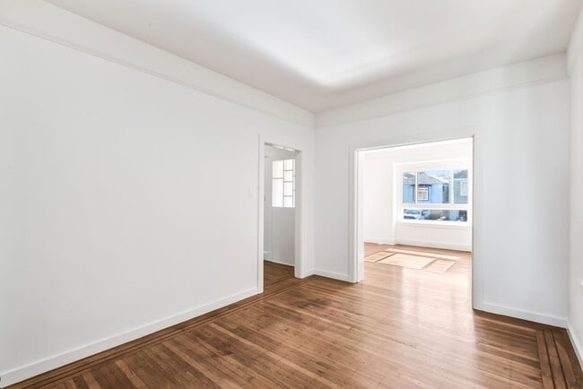 Building Photo - Remodeled 4Bd/2.5Ba Single-Family Home in ...