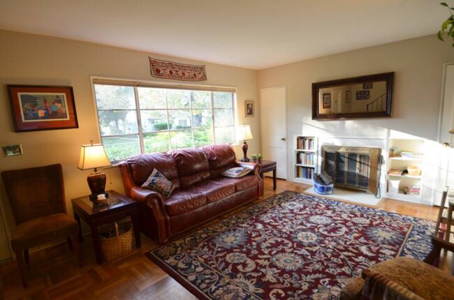 Living room - 5394 Village Grn