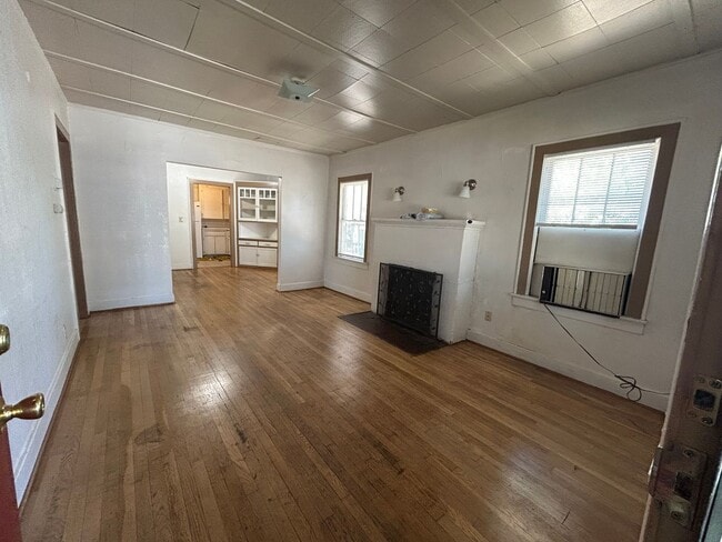 Building Photo - 3 bed, 1 bath, backyard