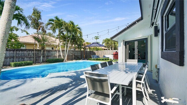 Building Photo - 16887 Royal Poinciana Dr
