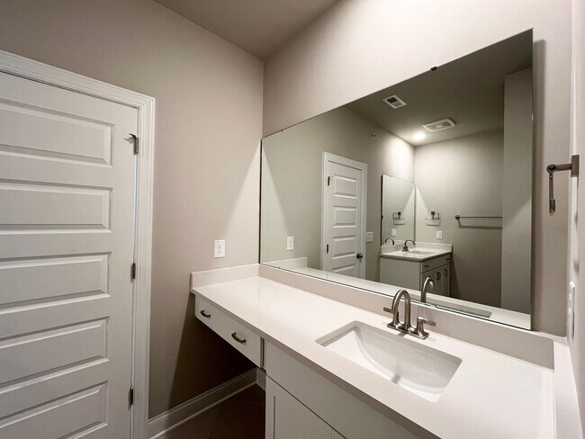 Building Photo - **OFFERING FIRST MONTH'S RENT FREE, $200 MOVE IN PROMOTION & WAIVED APPLICATION FEES** New Constr...