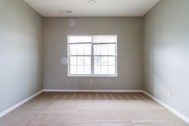 Building Photo - 856 Adena Ln