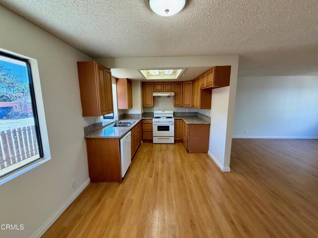 Building Photo - 1425 Bank St