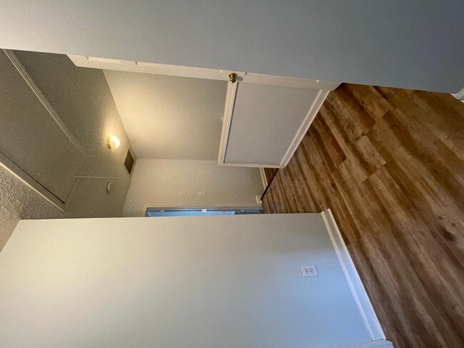 Building Photo - 27 Highoak Dr