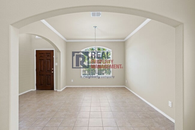 Building Photo - Modern 4-Bed Home in Prime Location