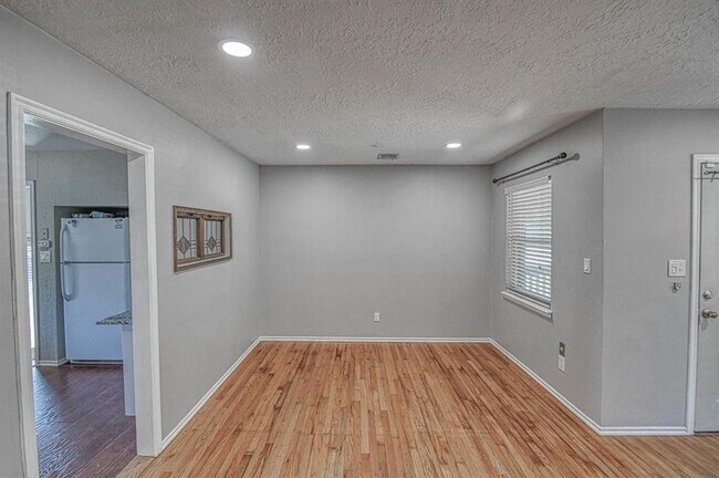 Building Photo - 1428 Lindale Ave