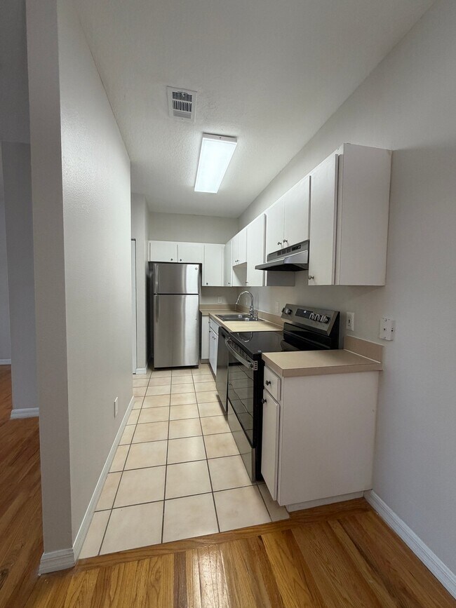 Building Photo - 2403 W Platt St