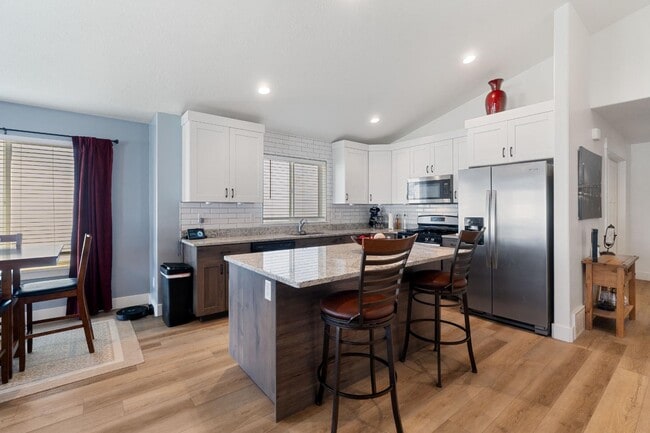 Building Photo - 1841 E Magnolia Cir