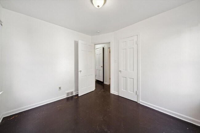 Building Photo - 3 bedroom bungalow - $1250
